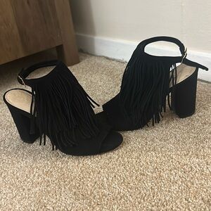 Vince Camuto Women's Winiveer Fringe Block black  Heel Sandal size 6